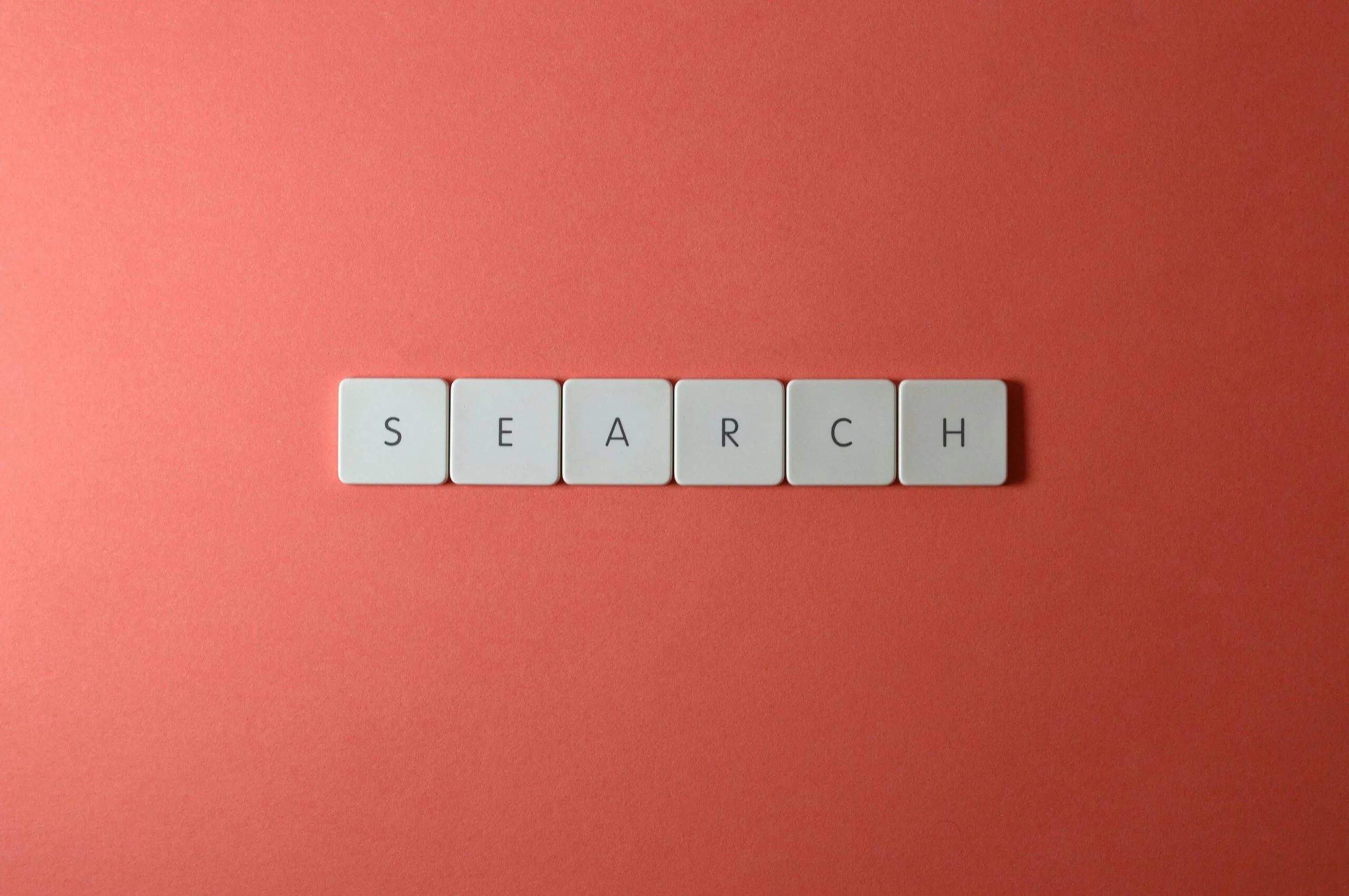 SEO-tjenester for små bedrifter "SEARCH" skrevet med tastaturbrikker – Telemark Digital tilbyr SEO-tjenester som gjør små bedrifter i Oslo synlige på nett.