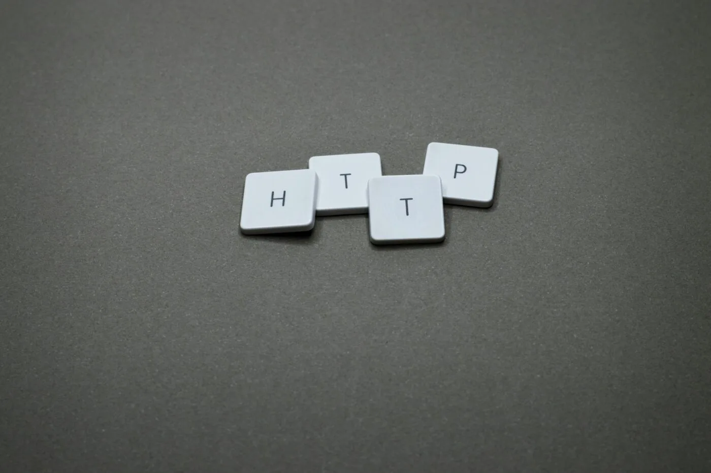 https-sikkerhet-drift-av-nettside-små-bedrifter-telemark-digital-oslo-norge Hvordan HTTPS og sikkerhet forbedrer drift av nettside for bedrifter i Oslo og hele Norge – hvite brikker med bokstavene HTTP.