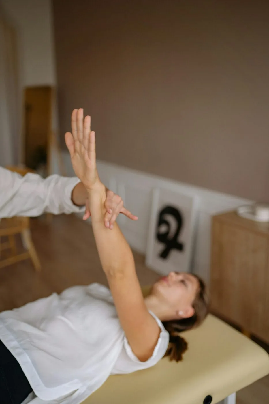 telemark-digital-webdesign-physio-nettside-SEO-i-norge En fysioterapeut jobber med en pasients arm, ideell for nettsider designet av Telemark Digital, i Norge