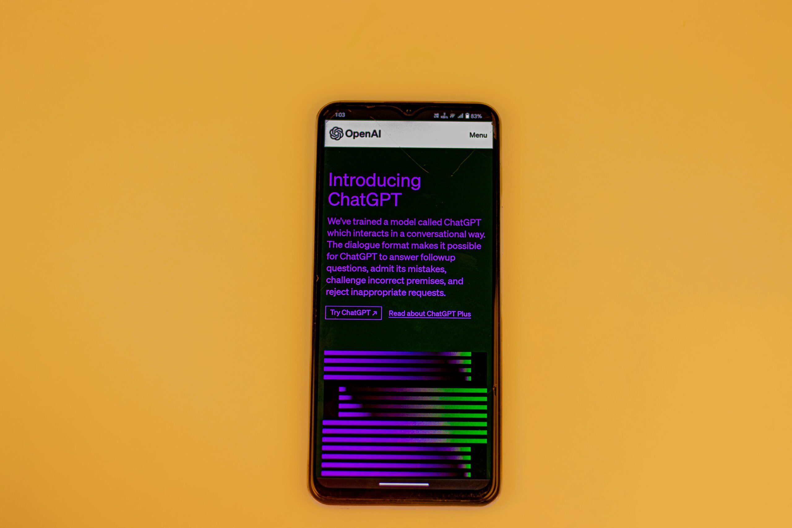 Mobiltelefon viser ChatGPTs introduksjonsside på OpenAI-nettstedet. AI-markedsføring i Oslo og Norge med fokus på personlig tilpasset teknologi.